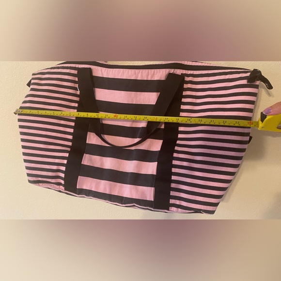 Victoria secret duffle bag - Picture 3 of 6